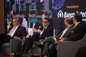 Directivos de Banco Azteca y Coparmex firman convenio