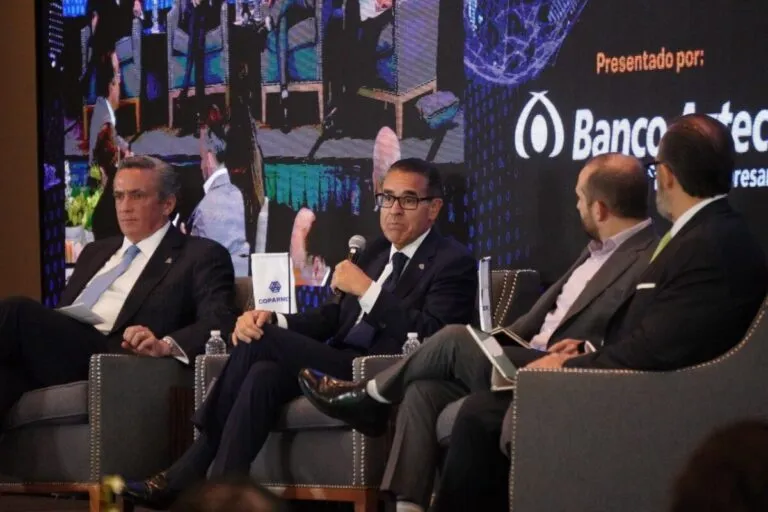 Directivos de Banco Azteca y Coparmex firman convenio