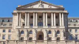 Banco de Inglaterra mantiene tasas estables y modera reducción de bonos para cuidar estabilidad económica en Reino Unido