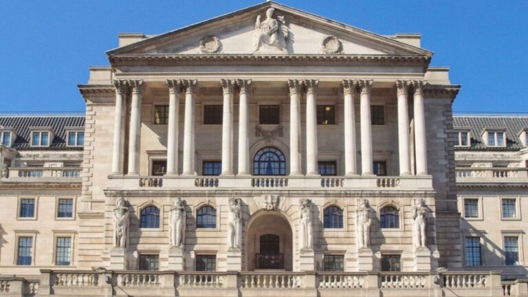 Banco de Inglaterra mantiene tasas estables y modera reducción de bonos para cuidar estabilidad económica en Reino Unido