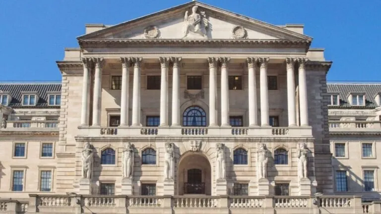 Banco de Inglaterra mantiene tasas estables y modera reducción de bonos para cuidar estabilidad económica en Reino Unido