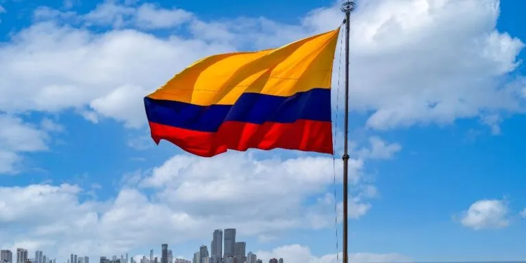 Empresarios en Colombia implementando iniciativas de sostenibilidad empresarial