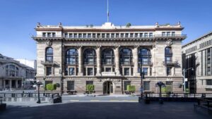 Empresarios mexicanos revisando gráficos sobre inflación y tipo de cambio ante aranceles de EE.UU.
