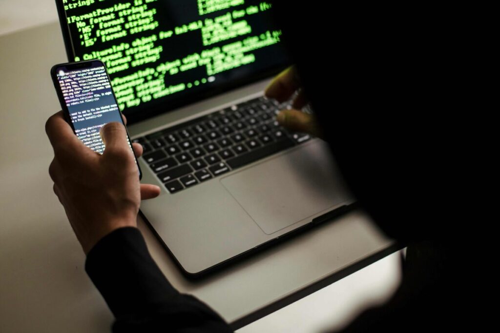 Representación del ciberespionaje en Centroamérica con gobiernos y empresas bajo riesgo por ataques informáticos recientes