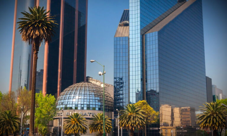 Representación editorial moderna de cotización dual en Bolsa entre México y Estados Unidos.