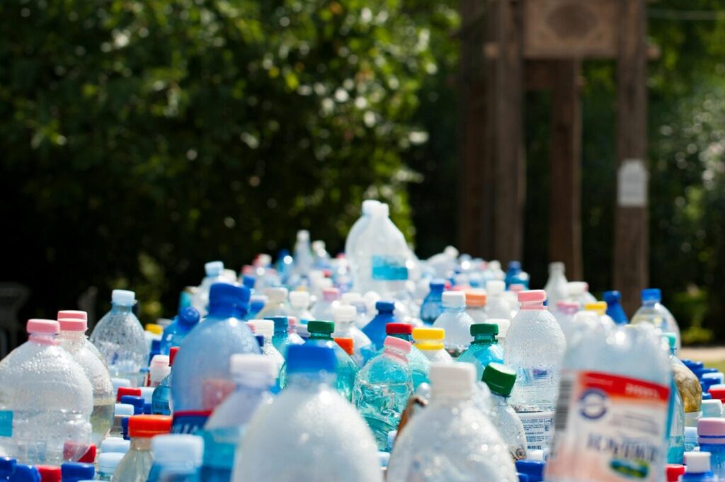 Proceso de reciclaje de plásticos en planta mexicana, destacando avances hacia la economía circular.