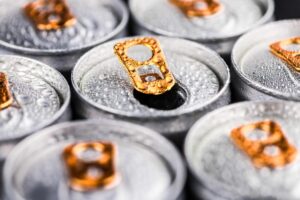 Latas de refresco con gotas de condensación que representan la relevancia de la regulación en productos envasados y su impacto en la industria.