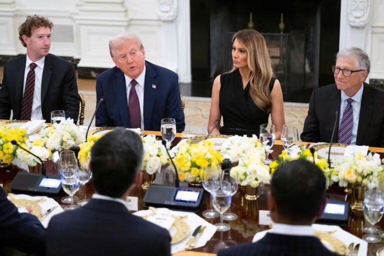 líderes de empresas tecnológicas junto al presidente en cena que refuerza inversiones tecnológicas en EE.UU.