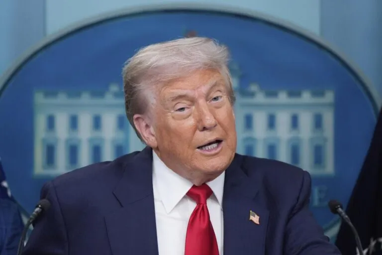 Trump exige que empresas extranjeras respeten leyes migratorias tras redada en planta de Hyundai-LG