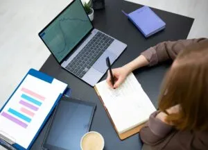 Mujeres en oficinas modernas en Argentina reflejan inclusión laboral en las mejores empresas para trabajar