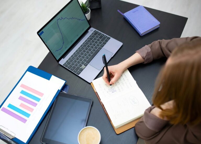 Mujeres en oficinas modernas en Argentina reflejan inclusión laboral en las mejores empresas para trabajar