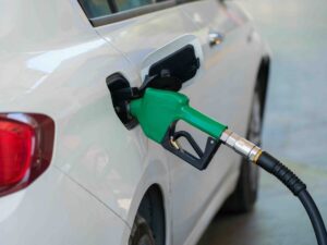 Imagen que representa la colaboración entre el gobierno y el sector empresarial para estabilizar el precio de la gasolina en México.