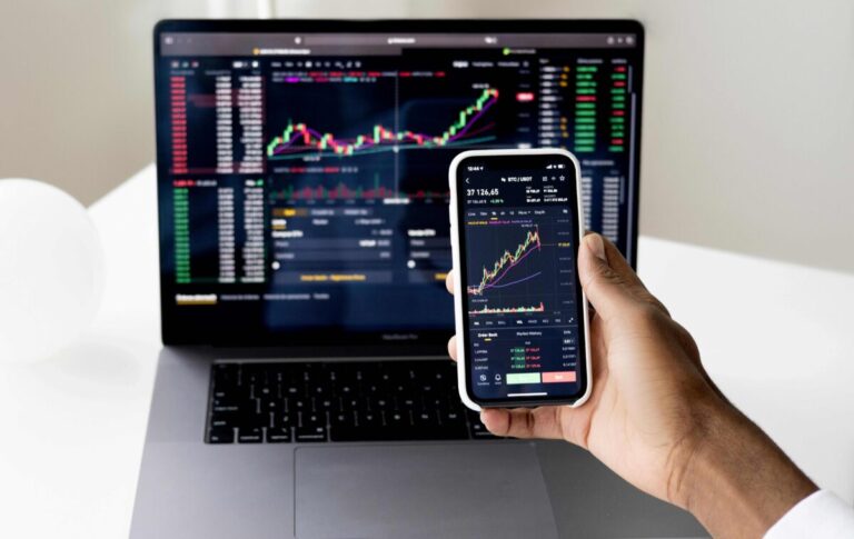 Gráfico financiero con tendencia positiva sobre fondo europeo, ilustrando inversión en fondos de bolsa europea