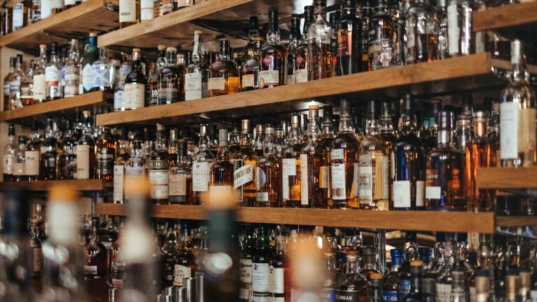 El sector alcohol enfrenta debate con la OMS por regulaciones de salud pública y su impacto en economía global
