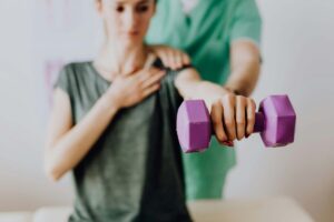 Clínica moderna en España mostrando fisioterapia con menos sesiones y mejores resultados para pacientes en el sector salud