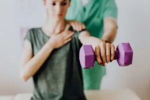 Clínica moderna en España mostrando fisioterapia con menos sesiones y mejores resultados para pacientes en el sector salud