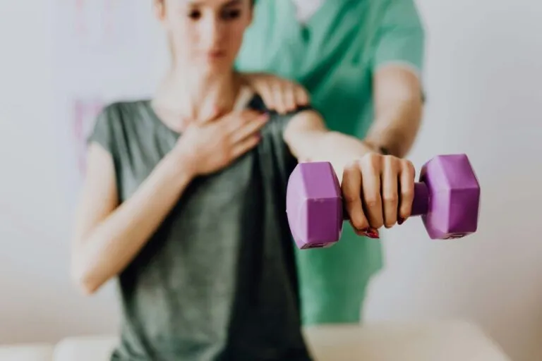 Clínica moderna en España mostrando fisioterapia con menos sesiones y mejores resultados para pacientes en el sector salud