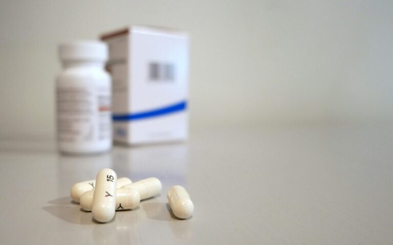 Imagen de medicamentos con descuentos y portal TrumpRx, destacando reducción de precios en Estados Unidos