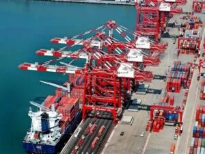 Imagen que ilustra el comercio en frontera en Perú sin aranceles, con productos y control aduanero moderno