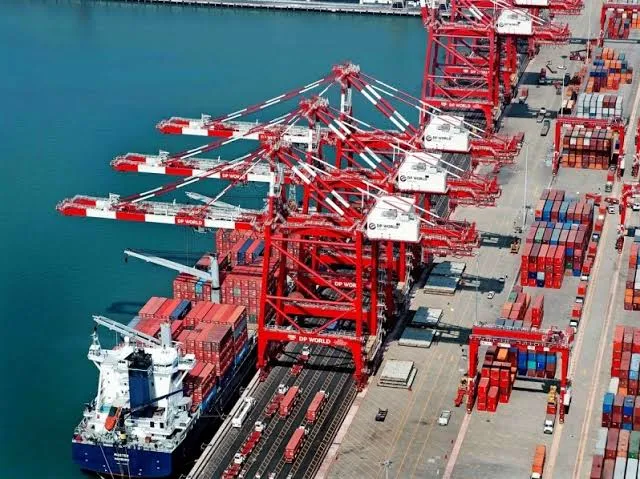 Imagen que ilustra el comercio en frontera en Perú sin aranceles, con productos y control aduanero moderno