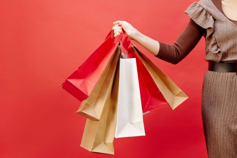 Negocios participando en Buen Fin con promociones y consumidores comprando, reflejando crecimiento económico
