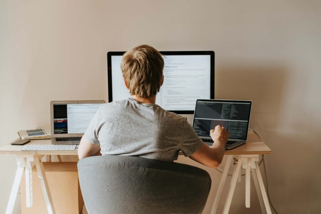 Espacios de oficina y empleados trabajando desde casa reflejan teletrabajo híbrido y flexibilidad laboral en España
