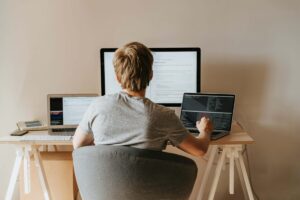 Espacios de oficina y empleados trabajando desde casa reflejan teletrabajo híbrido y flexibilidad laboral en España