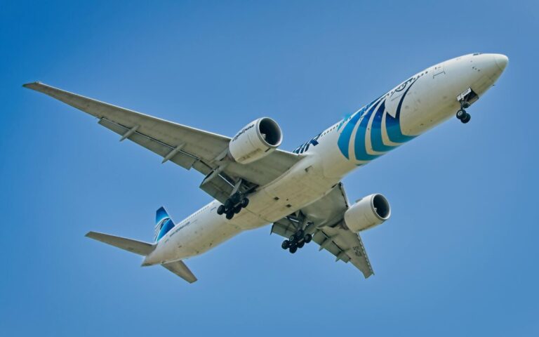 Aviones de fuselaje ancho estacionados en plataforma aeroportuaria