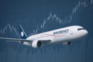 Avión de Aeroméxico superpuesto con gráficos bursátiles y enfoque en oferta pública