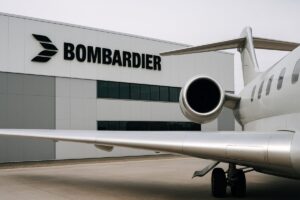 Fachada moderna del centro aeroespacial de Bombardier en Querétaro con detalles de aeronave en primer plano