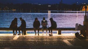 Estudio revela que la Generación Z desconfía más de las empresas mientras los boomers mantienen una visión positiva del sector privado