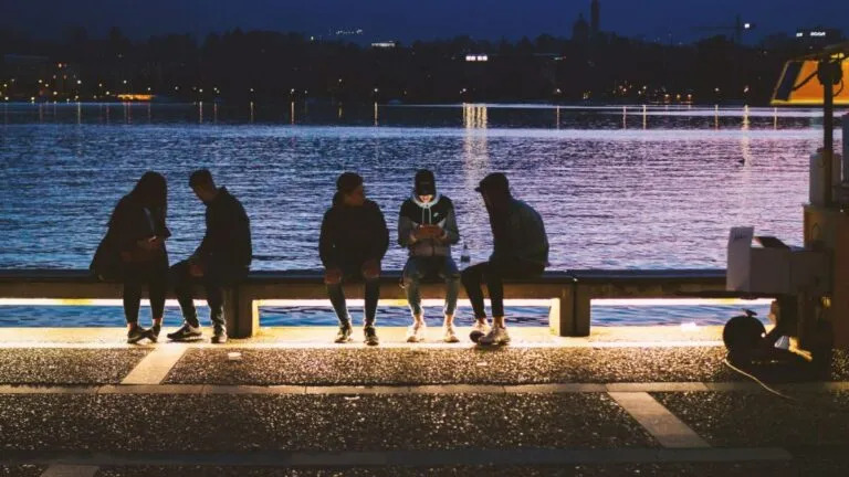 Estudio revela que la Generación Z desconfía más de las empresas mientras los boomers mantienen una visión positiva del sector privado