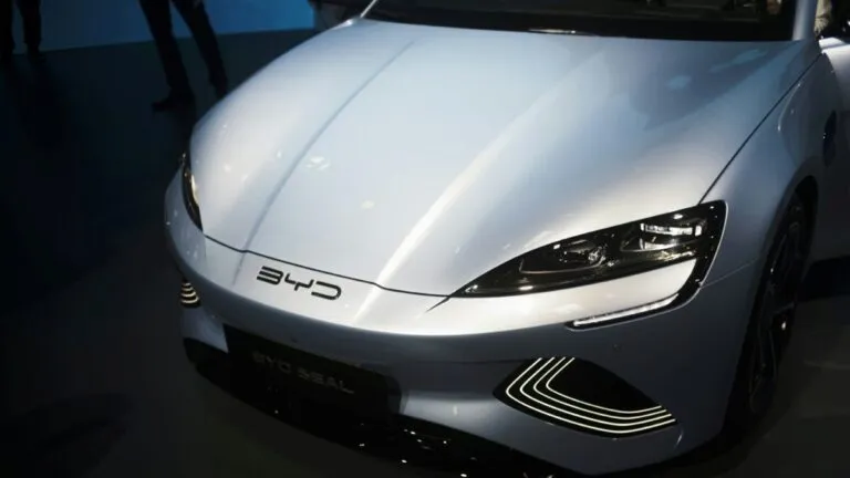 BYD incrementa 880% sus ventas de autos eléctricos en Reino Unido y se consolida como líder en el mercado automotriz europeo