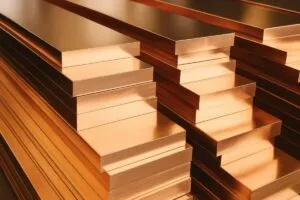 Vista editorial de una bodega con cobre almacenado en Chile, reflejando el aumento histórico en su inventario de cobre