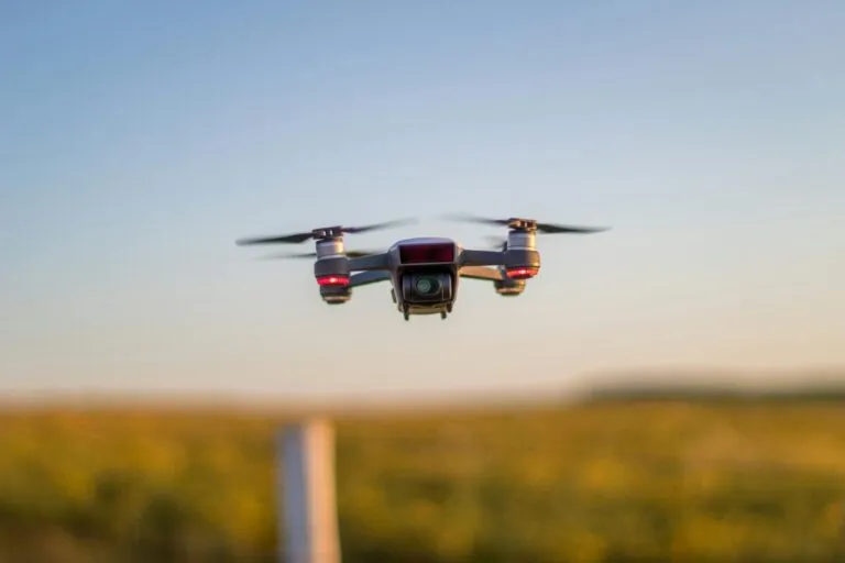 Drones con inteligencia artificial sobrevolando cultivos para control de plagas agrícola en España