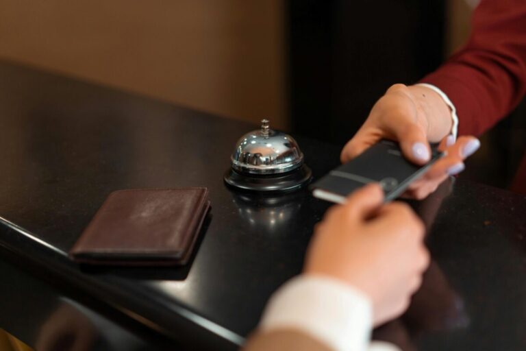 Fachada moderna de un hotel argentino administrado por una cadena de hoteles familiares, símbolo de crecimiento económico regional