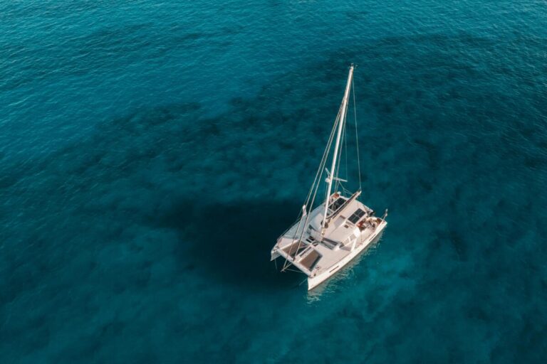 El catamarán eléctrico de Finanzauto opera con cero emisiones en la bahía de San Sebastián, impulsando el turismo sostenible