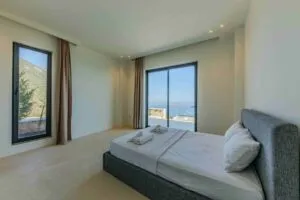 Residencia frente al mar en Girona con textiles de alta gama y diseño sostenible