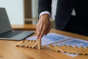 Empresarios peruanos reunidos discutiendo estrategias para impulsar negocios estables y mejorar la economía nacional