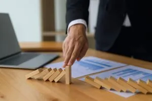 Empresarios peruanos reunidos discutiendo estrategias para impulsar negocios estables y mejorar la economía nacional