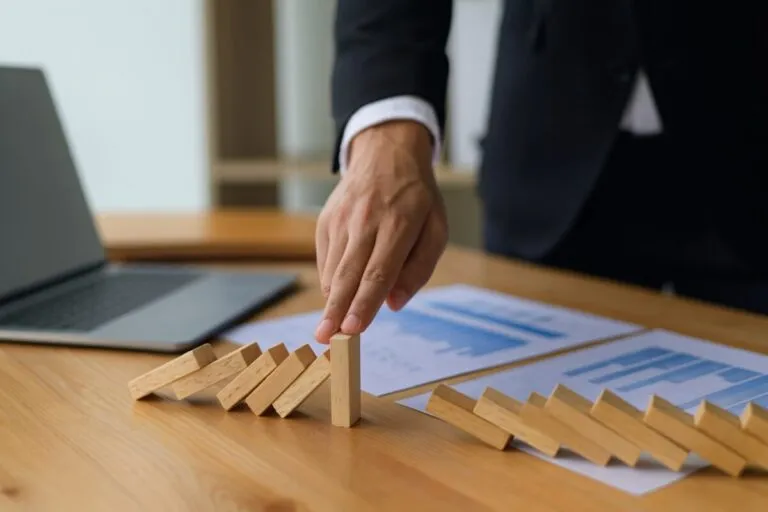 Empresarios peruanos reunidos discutiendo estrategias para impulsar negocios estables y mejorar la economía nacional