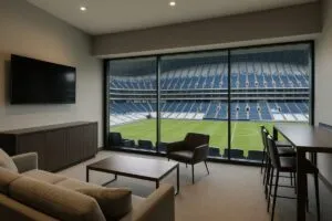 Interior moderno de suite VIP en Estadio BBVA con vista al campo y diseño corporativo