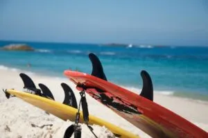 Tablas de surf de fibra resistentes y ligeras, ideales para surfistas avanzados en costas de España