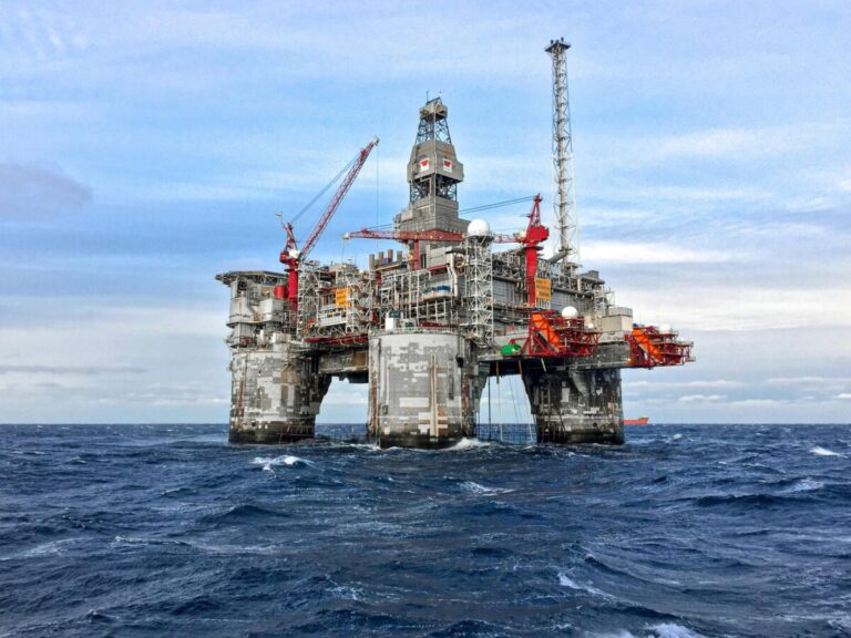 Plataformas petroleras vacías frente al litoral mexicano, reflejo del retiro de grandes petroleras por baja rentabilidad Instrucciones para la IA: Ilustración editorial moderna y profesional Mostrar una plataforma petrolera en el Golfo de México, sin actividad Estilo narrativo, limpio, sin texto, en formato horizontal Fotorealista o en estilo minimalista con paleta sobria Alta resolución, optimizado para web Fuentes consultadas https://www.reforma.com/descartan-regreso-de-grandes-petroleras/ar3090525