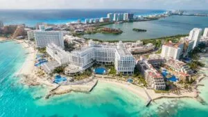 Hoteleros de Quintana Roo analizan la ley de libre acceso a playas y su impacto en el turismo y la operación hotelera