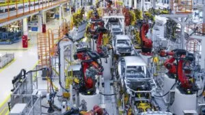 Planta automotriz en México mostrando piezas y ensamblaje de autopartes dentro de la cadena productiva de Norteamérica.