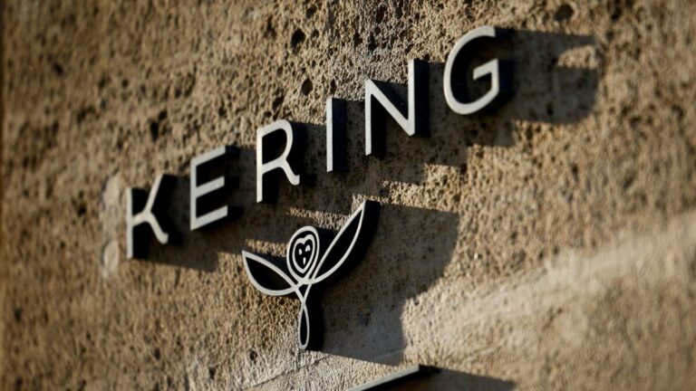Kering negocia la venta de su división de belleza a L’Oréal como parte de su estrategia de lujo