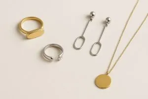 Joyas artesanales modernas sobre fondo neutro que reflejan el estilo sostenible de la joyería moderna en España