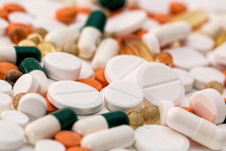 Ilustración que representa el impacto de la Ley del IGV en el acceso a medicamentos para enfermedades raras en Perú.