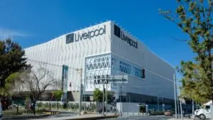 Tienda departamental de Liverpool en México analizando impacto de aranceles a productos asiáticos en su cadena de suministro.